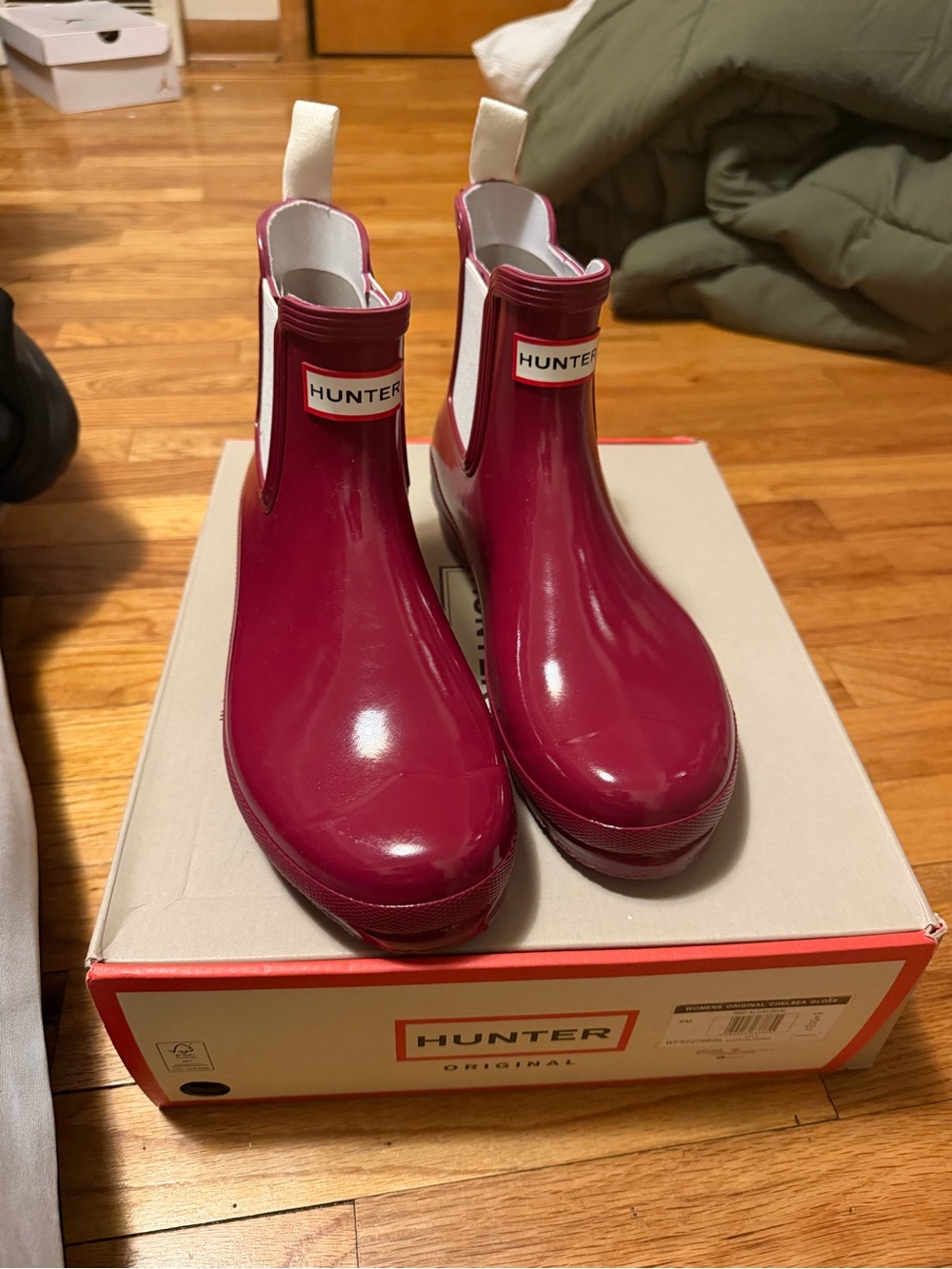 Hunter women Gloss Raspberry Rain Chelsea Boots